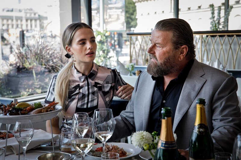 Louise (Rosemarie Mosbæk , l.); Aksel (Peter Gantzler, r.) – Bild: FLX and All3Media International /​ Johan Paulin