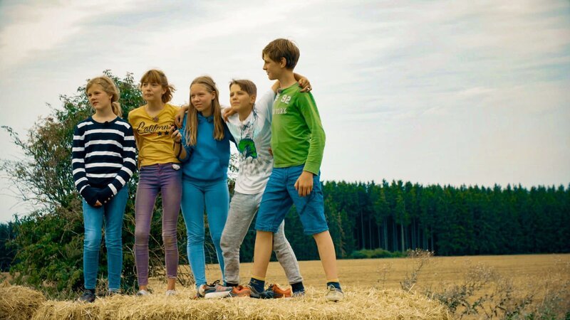Beste Freunde! Aber warum fiebern hier Matilda, Käthe, Mayra, Alvin und Jona gemeinsam? – Bild: MDR/​Cine Impuls Leipzig