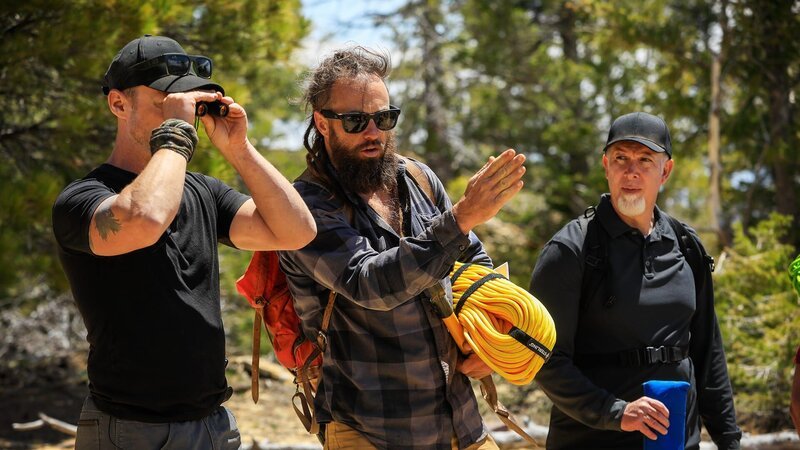 After uncovering a bar of gold at the Bead Site, Chad and James set out to research where it might have come from. With trespassers still threatening the ranch, their discovery sets them on the path of the fabled Lost Rhodes Mine. – Bild: Warner Bros. Discovery