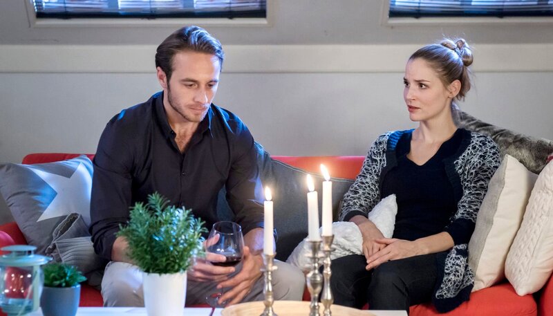 Timo (Gabriel Raab, l.) erzählt Julia (Mirka Pigulla, r.) was wirklich los ist. Er leidet unter einen schweren Krankheit: Chorea Huntington. Daran ist sein Vater gestorben und auch er selbst könnte eines Tages daran sterben, testen lassen hat er sich bisher nicht. – Bild: ARD/​Jens Ulrich Koch