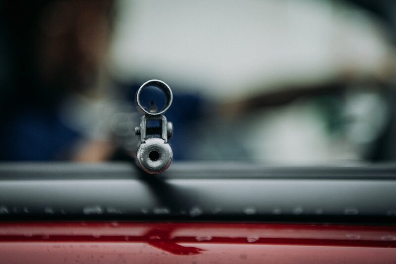 Nachstellung: Randy Davis richtet die Waffe auf Michele Davis – Bild: Saloon Media Lizenzbild frei