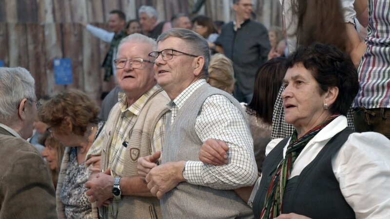 Fans bei Edlseer-Auftritt auf der Wiener Wiesn. – Bild: ORF/​TVfriends