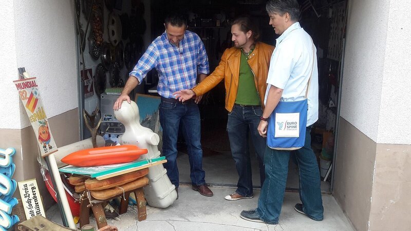 Trödelexperte Mauro Corradino (li.) mit Händlern. – Bild: RTL II