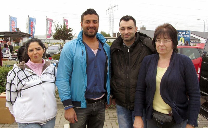 Trödelprofi Sükrü Pehlivan (2.v.li.) mit Robert und Ursula, sowie Roberts Freundin Nese (li.) auf dem Flohmarkt – Bild: RTL II