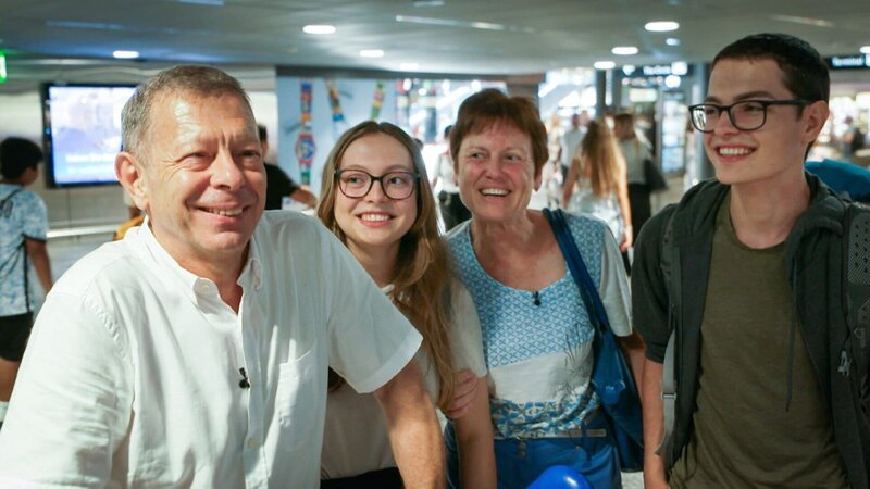 Nach einem Jahr Reisen sind die beiden jüngsten der Familie Ramos zurück in der Schweiz. Nora und Dorian sind Zwillinge. – Bild: SRF