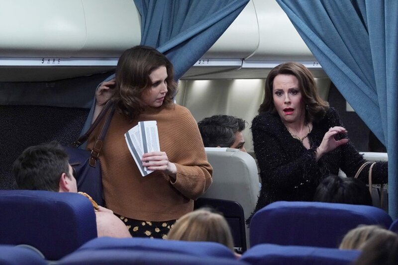 Friday (Vanessa Bayer, l.); Karen Walker (Megan Mullally, r.) – Bild: NBCUniversal Media, LLC /​ Chris Haston