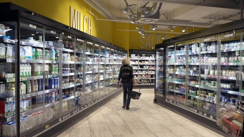 Kälte, Kühlung, Klimaschutz Neue Chancen für die Umwelt Kühlregale im Supermarkt – Bild: SRF/​ZDF