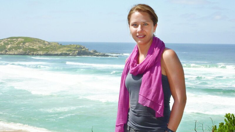 Moderatorin Wasiliki Goutziomitros unterwegs an der Garden Route – Bild: ZDF und SRF