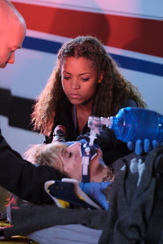 Rettungssanitäter (Andrew Coghlan), Dr. Claire Browne (Antonia Thomas, hinten) – Bild: Mediengruppe RTL