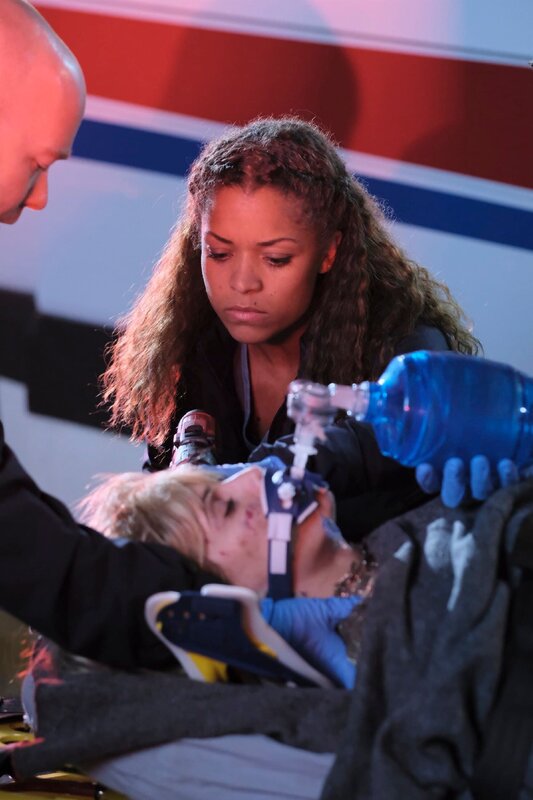 Rettungssanitäter (Andrew Coghlan), Dr. Claire Browne (Antonia Thomas, hinten) – Bild: Mediengruppe RTL