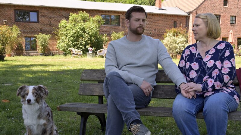 ARD Degeto KÄTHE UND ICH – FREUNDINNEN FÜR IMMER, am Freitag (04.03.22) um 20:15 Uhr und um 01:15 Uhr im ERSTEN., online first ab Mittwoch (02.03.22) in der ARD MEDIATHEK Paul (Christoph Schechinger) hat Fragen an seine Mutter Helga (Hildegard Schroedter). Links Pauls Therapiehündin Käthe (Hoonah) © ARD Degeto/​Christiane Pausch, honorarfrei – Verwendung gemäß der AGB im engen inhaltlichen, redaktionellen Zusammenhang mit genannter Degeto-Sendung und bei Nennung „Bild: ARD Degeto/​Christiane Pausch“ (S2+). ARD Degeto/​Programmplanung und Presse, Tel: 069/​1509⁠–⁠335, degeto-presse@degeto.de – Bild: ARD Degeto/​Christiane Pausch /​ ARD Degeto/​Programmplanung und P