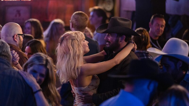 Beth Dutton (Kelly Reilly) und Rip Wheeler (Cole Hauser) – Bild: AXN