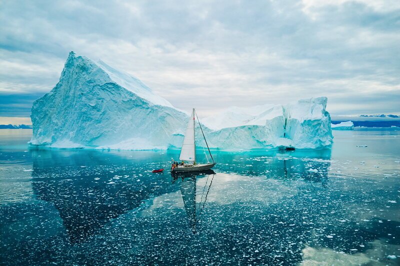 Via Sedna Über den Atlantik zu den wilden Felsen von Grönland Expeditionsteam auf dem Segelboot SRF/Ramona Waldner – Bild: SRF/Ramona Waldner Via Sedna Über den Atlantik zu den wilden Felsen von Grönland Expeditionsteam auf dem Segelboot SRF/Ramona Waldner – Bild: SRF/Ramona Waldner