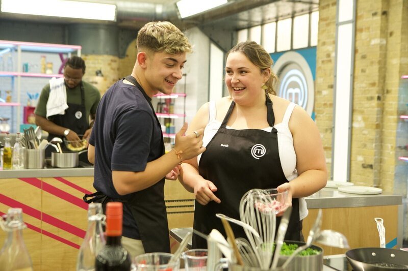 Myles (l.); Beth (r.) – Bild: Shine TV Ltd Lizenzbild frei