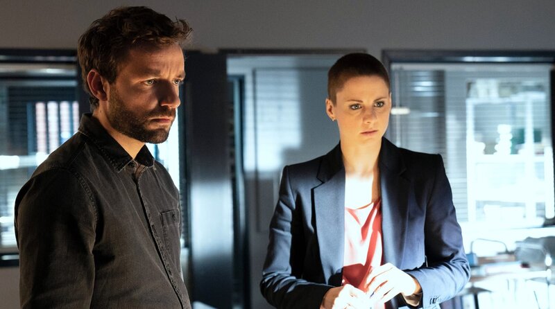 Gregor (Jonas Minthe, l.) und Nina (Julia E. Lenska, r.) wundern sich. Nick hat die Entziehungskur heute früh abgebrochen. Wo ist er dann hin? – Bild: ARD/​Marion von der Mehden