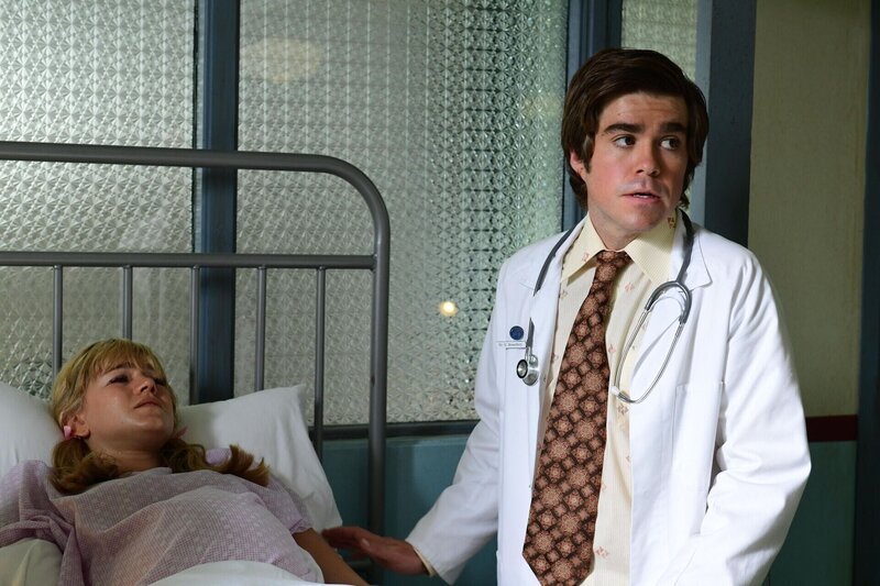 Debbie (Sophia Forrest, l.); Simon Bowditch (Andy Ryan, r.) – Bild: Sony Pictures Television /​ Tony Mott
