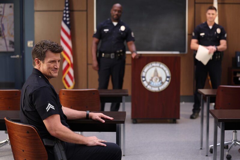 Officer John Nolan (Nathan Fillion, l.) wird von seinen Kollegen als neuer Ausbilder auf der Dienststelle begrüßt. – Bild: ZDF