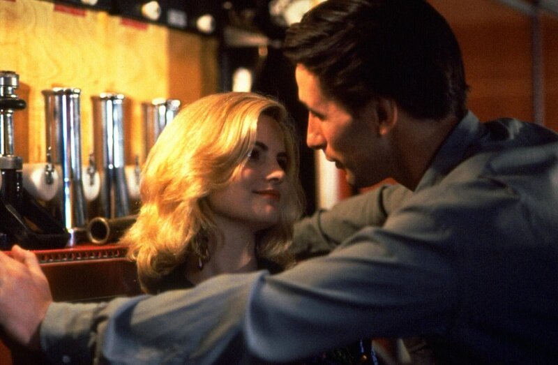 Jennifer (Jennifer Jason Leigh) und Brian (William Baldwin) kommen sich näher. – Bild: Universal Pictures