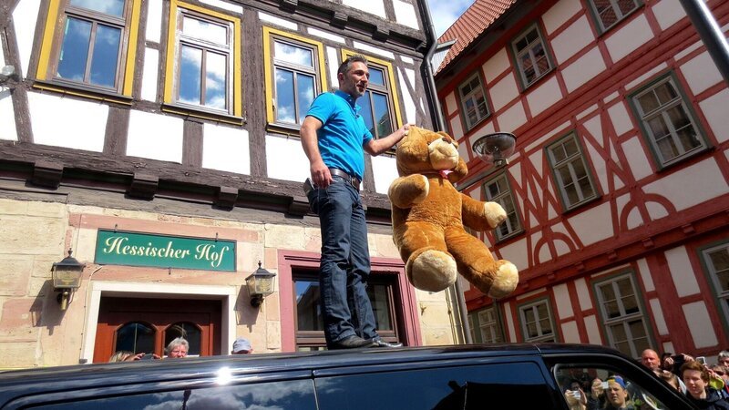 Mauro zeigt sein großes Verkaufstalent auf dem Flohmarkt. – Bild: Stefan Behrens
