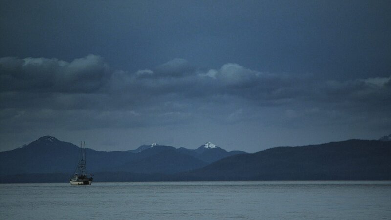 PORT PROTECTION, ALASKA- A boat in the open waters around Port Protection. – Bild: Copyright © The National Geographic Channel.