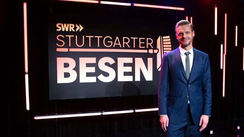 Die besten Talente aus allen Bereichen des Humors treten gegeneinander an. Moderator Florian Schröder – Bild: SWR/​Sabine Stumpp