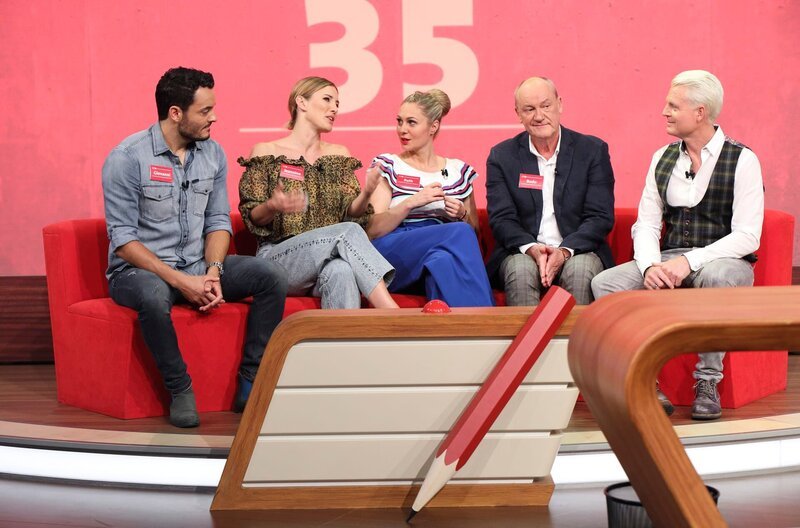Das Team „Wort & Witz“ v.li. Giovanni Zarella, Jeannine Michaelsen, Ruth Moschner, Bodo Bach und Guido Cantz. – Bild: SWR/​Bavaria/​Frank W. Hempel