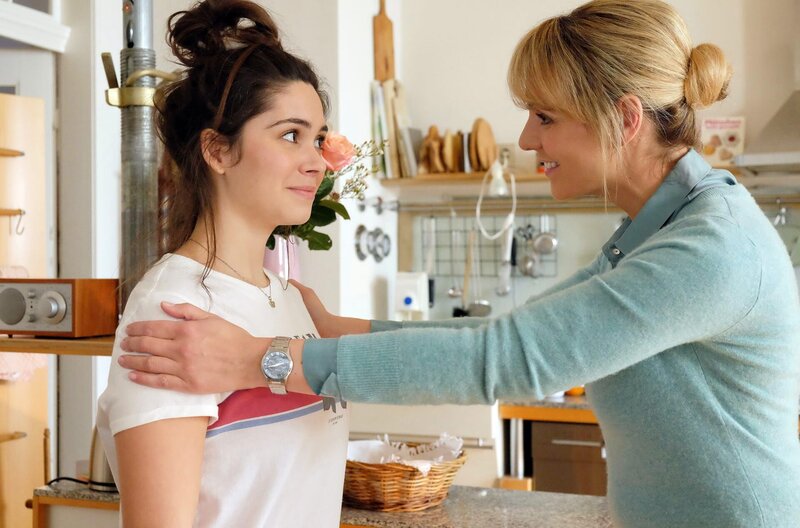 Lea Peters war am Abend ziemlich wütend über das Chaos, welches ihr Au-pair Blanca hinterlassen hat. Am nächsten Morgen versucht Lea Blanca mit guter Laune und Freundlichkeit zu motivieren. – Bild: MDR/​Saxonia media/​Kiss