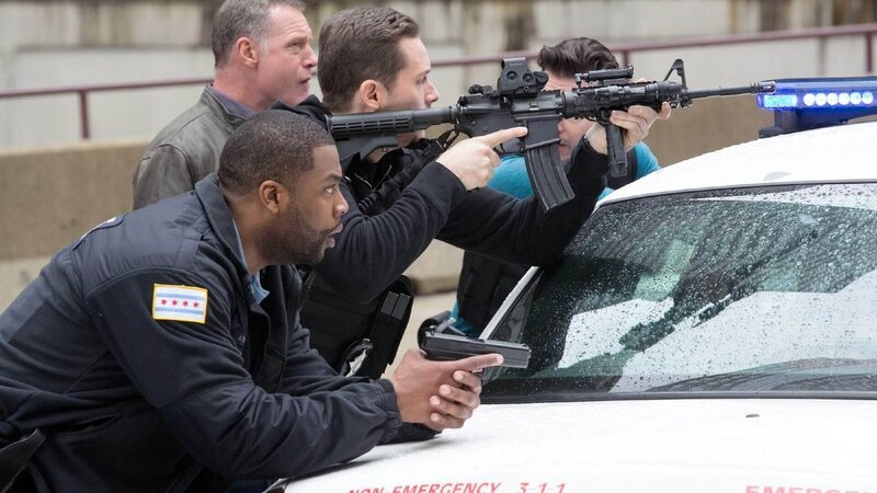 V.l.: Kevin Atwater (Laroyce Hawkins), Hank Voight (Jason Beghe), Jay Halstead (Jesse Lee Soffer) – Bild: RTL /​ NBC Studios