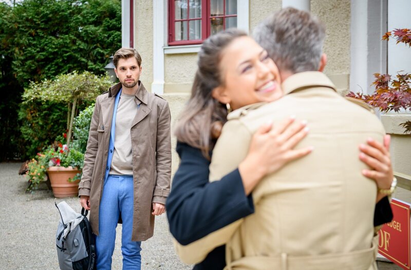 Erik (Sven Waasner, r., mit Katharina Scheuba, M.) eröffnet Henry (Elias Reichert, l.), dass er Larissa in Bezug auf Sophia aufgeklärt hat. – Bild: ARD/​WDR/​Christof Arnold