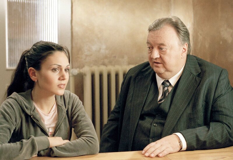 Anwalt Gregor Ehrenberg (Dieter Pfaff, r.) klärt seine Assistentin Yasmin (Burcu Dal, l.) über die Hintergründe des Falls auf. – Bild: ARD/​Marion von der Mehden