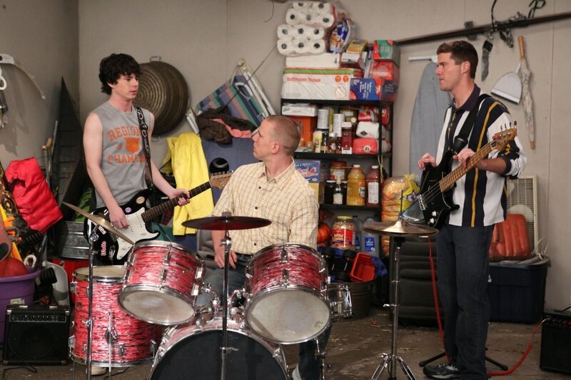 Als seine Eltern das Kabelfernsehen kündigen, hat Axl (Charlie McDermott, l.) plötzlich viel mehr Zeit. Er weiß auch genau, was er damit anstellen wird: Mit seinen Mit seinen Kumpels Darrin (John Gammon, M.) und Sean (Beau Wirick, r.) gründet er eine Rockband … – Bild: Warner Brothers Lizenzbild frei