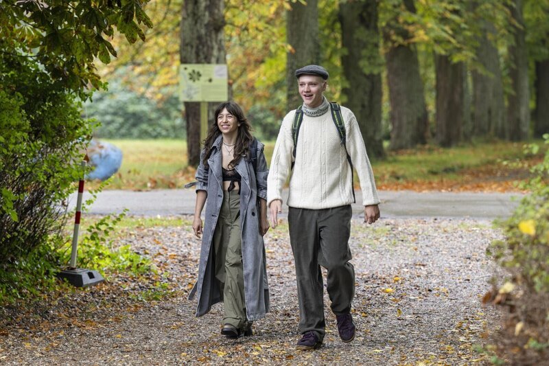 Sophie (Paulita Pappel, l.); Bruno (Bruno Alexander, r.) – Bild: Joyn /​ Markus Hertrich