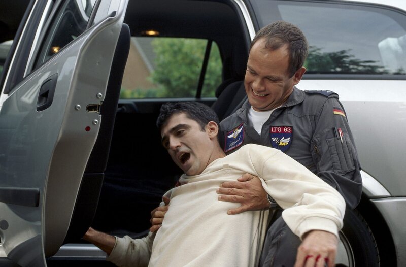 Alex (Matthias Leja, r.) begibt sich selbst in die Schusslinie, um einen angeschossenen Mann vor einem Amokschützen in Sicherheit zu bringen. – Bild: ZDF und Boris Laewen