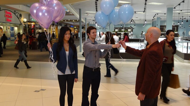 Elizabeth, New Jersey – A participant chooses a blue balloon as part of an experiment that examines male and female color preferences. – Bild: The National Geographic Channel