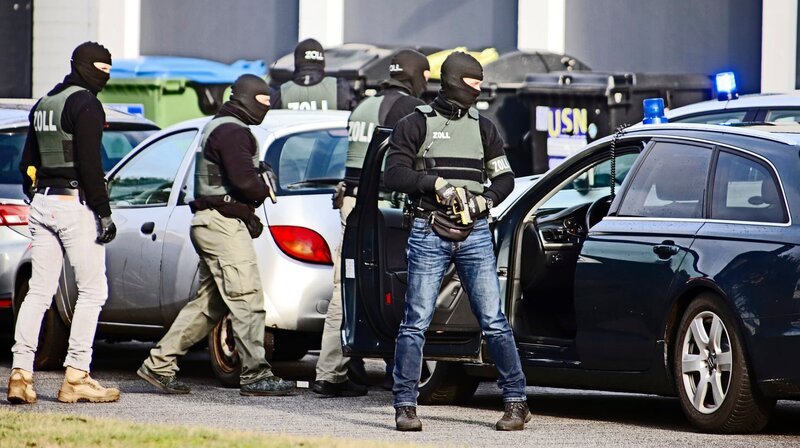 Ein Zugriff wird trainiert. Weitere Fotos auf Anfrage. – Bild: NDR/​ADAMfilm
