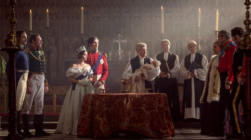 v.l.n.r.: Prinz Ernest (David Oakes), Herzog von Coburg (Andrew Bicknell), Königin Victoria (Jenna Coleman), Prinz Albert (Tom Hughes), Erzbischof von Canterbury (Peter Ivatts), Herzogin von Kent (Catherine Flemming), Herzog von Wellington (Peter Bowles) und König Leopold (Alex Jennings). – Bild: WDR/​Mammoth Screen Limited 2016/​ITV