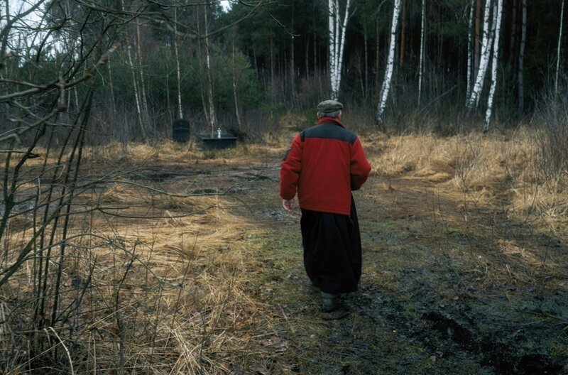 Pfarrer Stanisław Kosowicz nähert sich einem Grab im Wald, am Rande des Dorfes Połaniec. Vermutlich wurde hier das jüdische Ehepaar Zylberberg von deutschen Besatzern umgebracht. – Bild: Zadig Productions