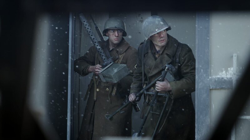 REENACTMENT – Der Gefreite Vito Bertolodo und sein Hilfskanonier bereiten sich darauf vor, ihr Maschinengewehr aufzustellen. – Bild: Holdout II Productions Inc.