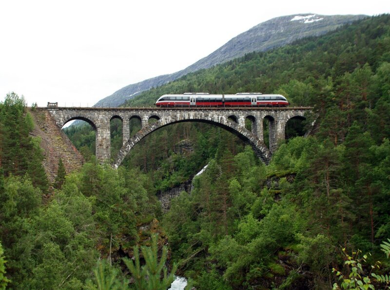 Die Raumabahn, die zwischen 1912 und 1924 gebaut wurde, gehört zu den schönsten Strecken des Landes. Herausragend die Steinbogenbrücke über die Rauma, die Kylling Brücke, die zu den absoluten Bahnsehenswürdigkeiten Norwegens zählt. Allein neun Jahre betrug die Bauzeit. – Bild: SWR/​Hagen von Ortloff