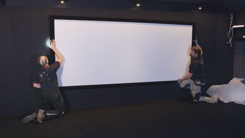 Das eigene Kino im Haus und Filme genießen wann immer man will – ein Traum der in Erfüllung gehen kann. Doch welche Leinwand benötigt man? Welche Soundanlage ist die richtige? Und wie teuer wird das Ganze überhaupt? Die Doku begleitet professionelle Heimkino-Bauer und Do-it-yourself-Heimwerker bei der Umsetzung ihrer Vision vom großen Kino-Erlebnis für Zuhause. – Bild: RTL