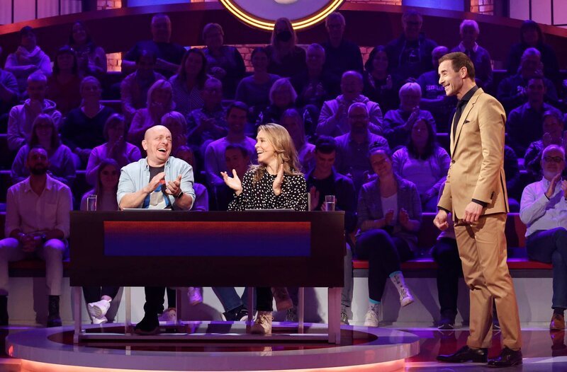 Moderator Kai Pflaume (r.) mit Rateteam-Kapitäne Bernhard Hoëcker (l.) und der Schauspielerin Anneke Kim Sarnau (M.). – Bild: ARD/​Morris Mac Matzen