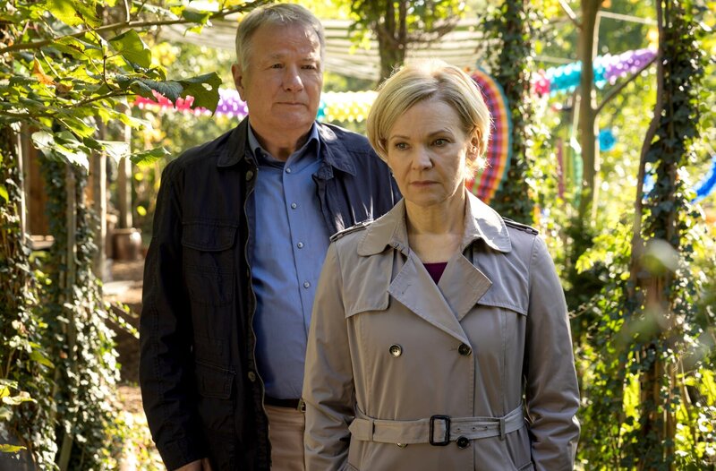 Kathrin Globisch (Andrea Kathrin Loewig) macht sich große Sorgen um ihre Tochter. Was, wenn ihr das Gleiche passiert ist, wie Kathrin selbst vor 17 Jahren? Roland Heilmann (Thomas Rühmann) versucht seiner Frau etwas Sorge zu nehmen, doch das ist im Moment fast nicht möglich. – Bild: MDR/​Saxonia Media/​Rudolf Wernicke