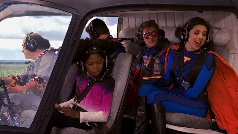 Schwoz (Michael D. Cohen, l.), Charlotte Page (Riele Downs, 2.v.l.), Henry Hart (Jace Norman, 2.v.r.), Phoebe Thunderman (Kira Kosarin, r.) – Bild: Paramount