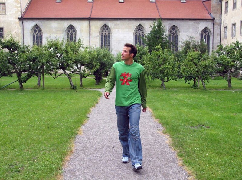 Willi im Garten des Internats – Bild: BR/​megaherz