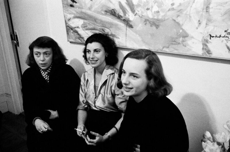 Drei „Ninth Street Women“: Joan Mitchell, Helen Frankenthaler und Grace Hartigan, 1957 (v.l.) – Bild: Burt Glinn/​Magnum Photos
