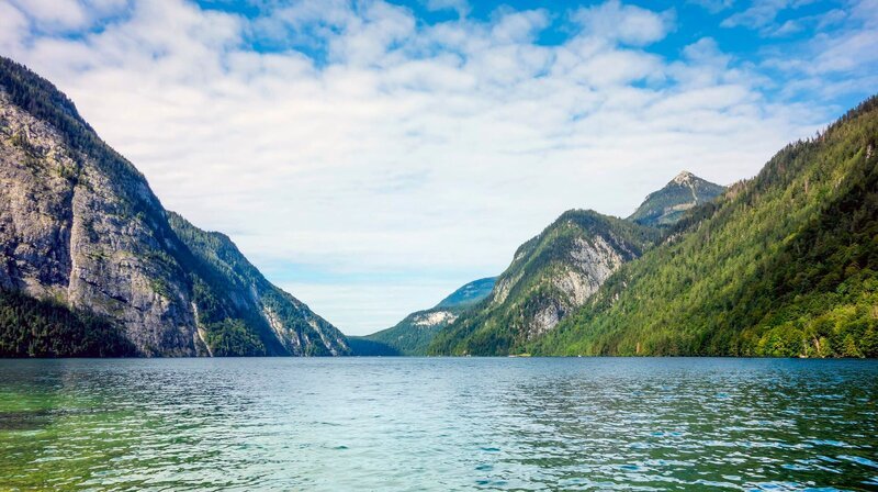 Entlang der Deutschen Alpenstraße ist Bayern so typisch wie in kaum einer anderen Region im Freistaat. Von Schloss Neuschwanstein aus machen sich Anne Willmes und Daniel Aßmann auf zum Königssee (Foto). – Bild: WDR/​imago images/​imagebroker