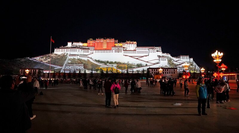 Der Potala-Palast in Lhasa ist die traditionelle Sommerresidenz des rituellen und politischen Führers Tibets im Exil, des Dalai Lama. – Bild: WDR/Hardcash Productions Der Potala-Palast in Lhasa ist die traditionelle Sommerresidenz des rituellen und politischen Führers Tibets im Exil, des Dalai Lama. – Bild: WDR/Hardcash Productions