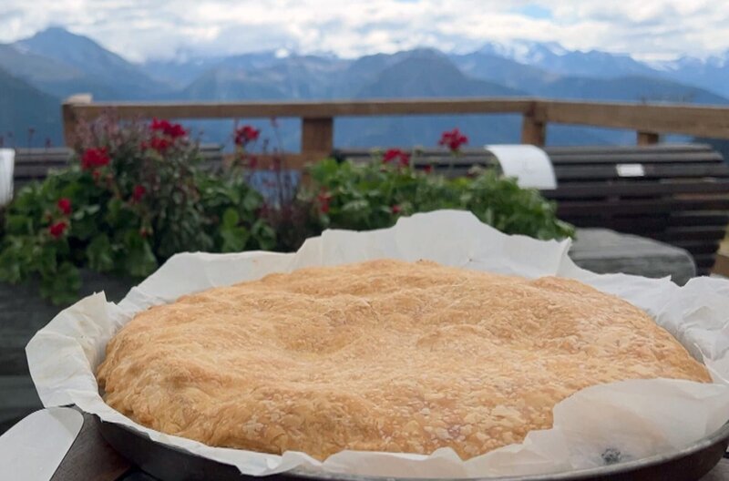 Cholera ist eine schweizerische Spezialität, die aus Äpfeln, Birnen, Zwiebeln, Butter, Mürbeteig und Raclettekäse zubereitet wird. – Bild: Elephant Doc