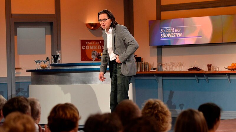 Populäre Comedians, hochkarätige Komiker, gut aufgelegte Kabarettisten – bei „So lacht der Südwesten“ zeigen die beliebtesten „Humorfachleute“ aus dem Südwesten und aus den „befreundeten“ Regionen Highlights und Kabinettstücke aus ihren Programmen, hier u.a. Christian „Chako“ Habekost. – Bild: SWR/​Ben Pakalski