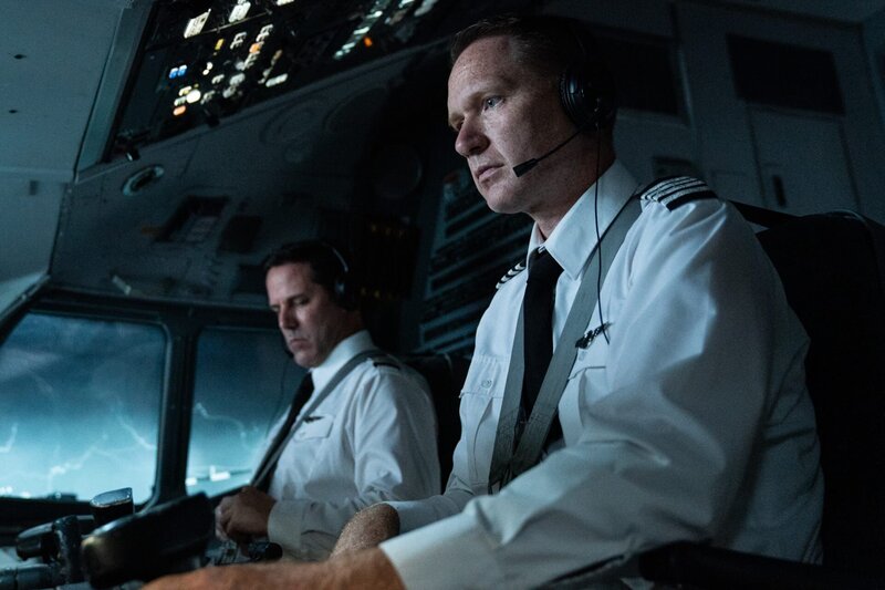 REENACTMENT – Captain Lee (played by Andy Thrithardt) and First Officer Richards (played by Mike Jackson) are the pilots onboard American Airlines Flight 1572 when it struck a tree-lined mountain ridge on final approach. – Bild: Shay Markowitz /​ Cineflix 2021